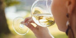 donna che beve calice di vino dealcolato